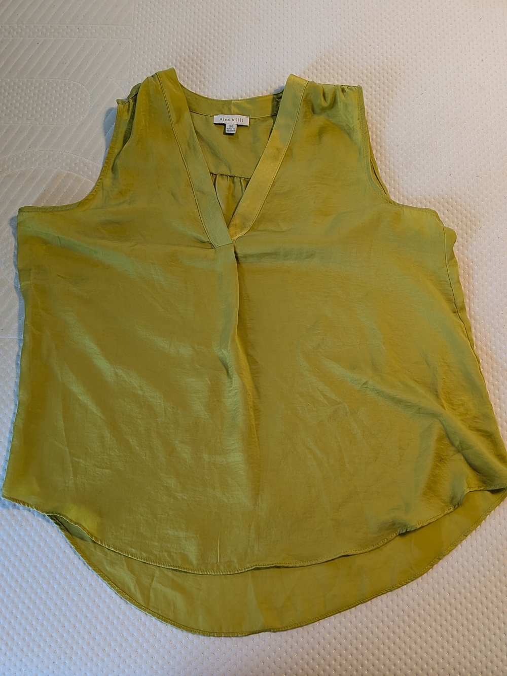 Alex &Lili V-Neck Sleeveless Silk-Blend Tank in Yellow-Green